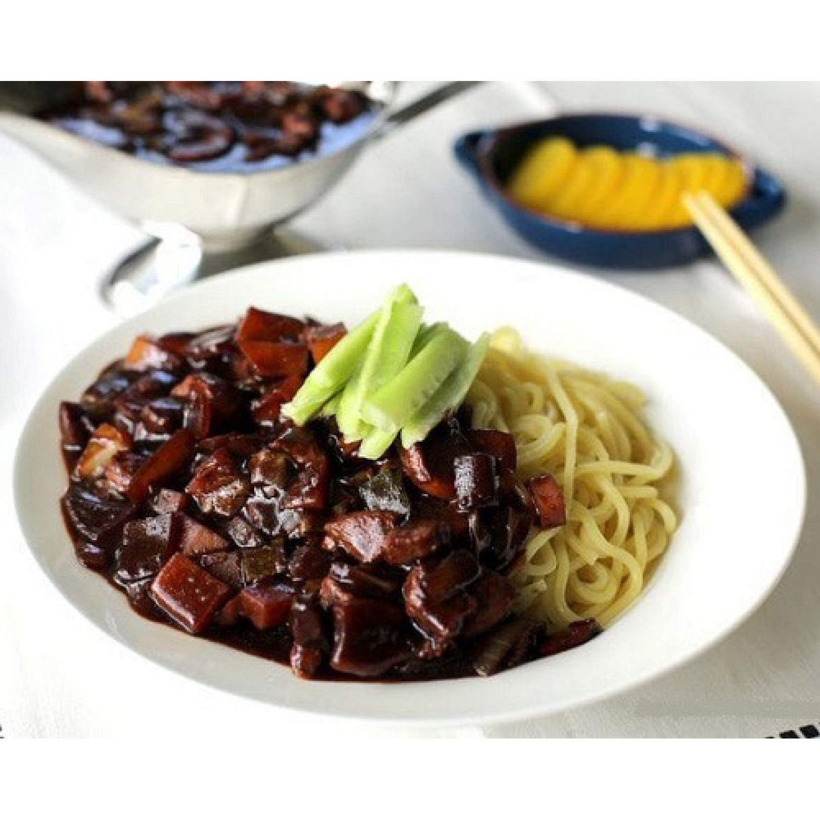 Чаджанмен рецепт. Jajangmyeon. Чачжанмен корейский. Чанжан мен. Корейская еда чанджанмен.